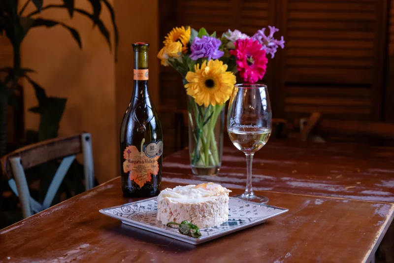 Ensaladilla rusa con huevo frito