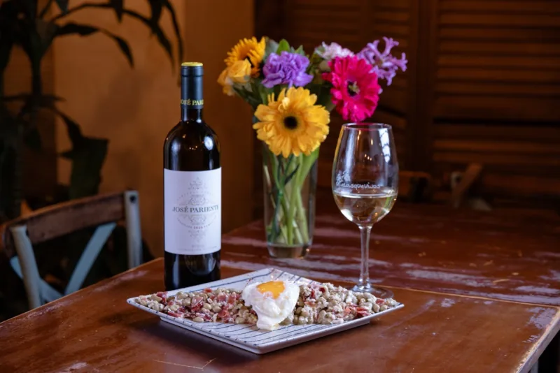 Habitas de Graná con huevos y jamón