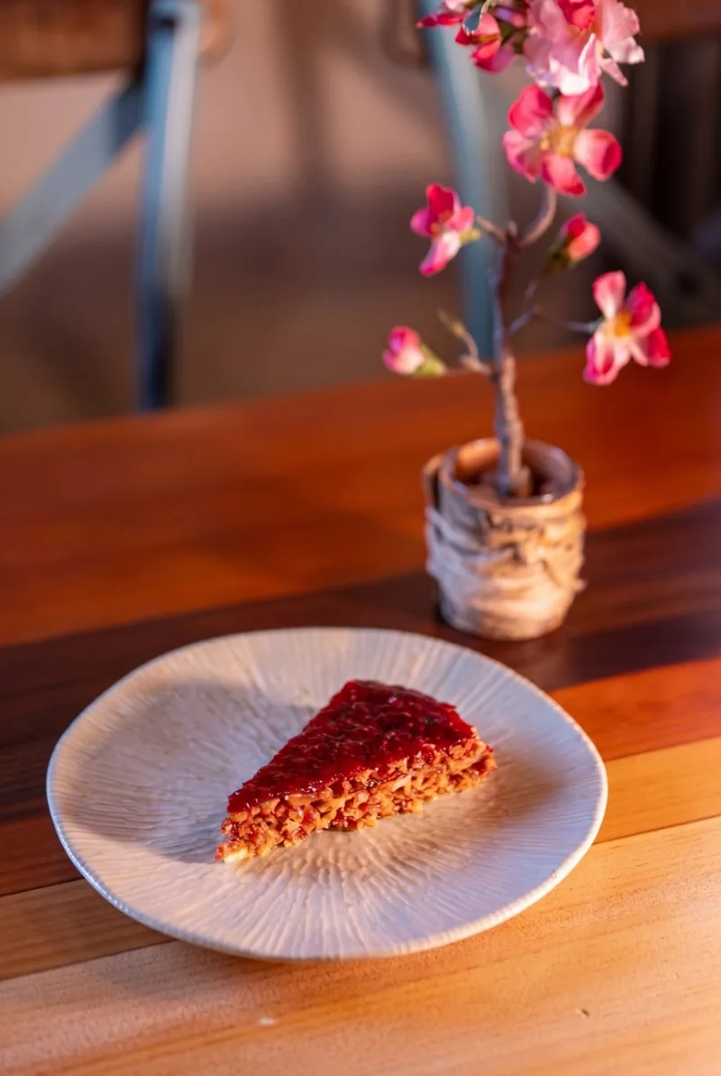Tarta crujiente de almendras y frambuesa