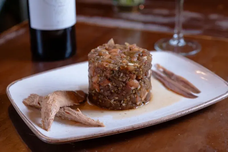 Tartar de tomate Kumato con melva de almadraba y anchoas